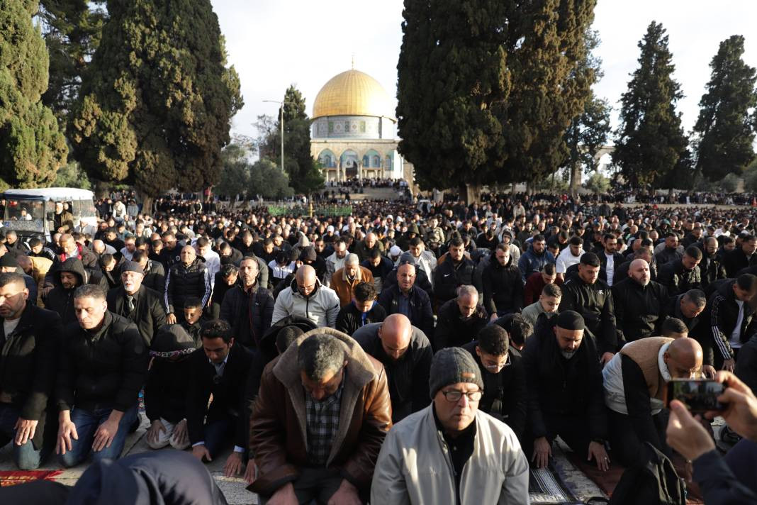 İsrail’in kısıtlamalarına rağmen akın ettiler: 120 Bin Filistinli Mescid-i Aksa’da saf tuttu - Resim: 50